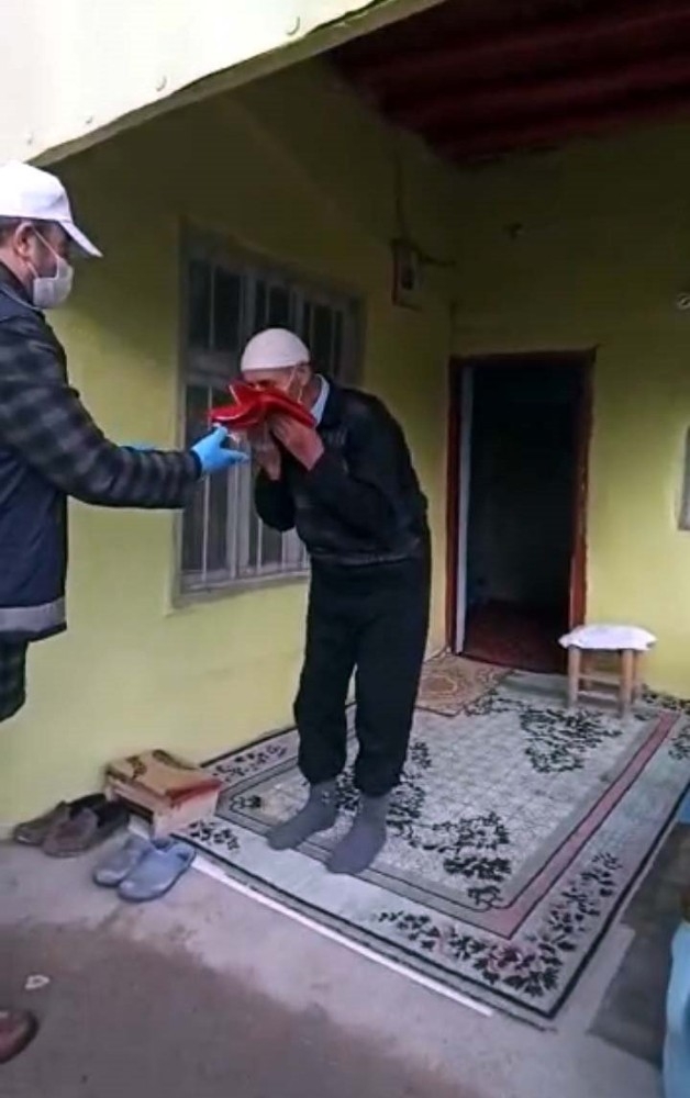 Evinden Çıkamayan Amcadan ‘Türk Bayrağı’ İsteği