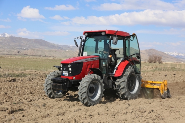 Gürpınar Belediyesi Çiftçileri Yalnız Bırakmadı