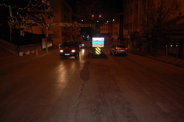 Yasak Kalktı, Araç Ve Yayalar Sokağa Akın Etti