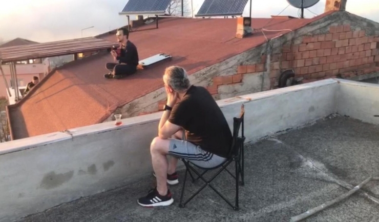 Yasaktan Bunalanlardan Çatıda Müzik Keyfi