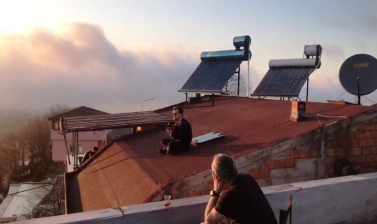 Yasaktan Bunalanlardan Çatıda Müzik Keyfi