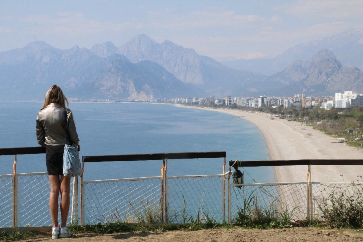 Yasaktan Sonra Sadece Bakmakla Yetiniyorlar