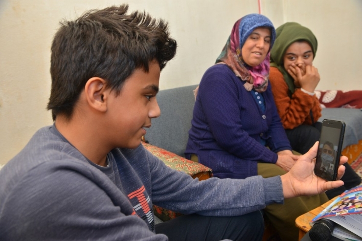 Uzaktan Eğitim Alamayan Çocuğa Yıldırım Belediye Başkanı’ndan Uydu Cihazı