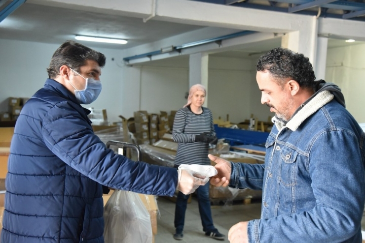 Yunusemre Belediyesi Esnafa Maske Dağıttı