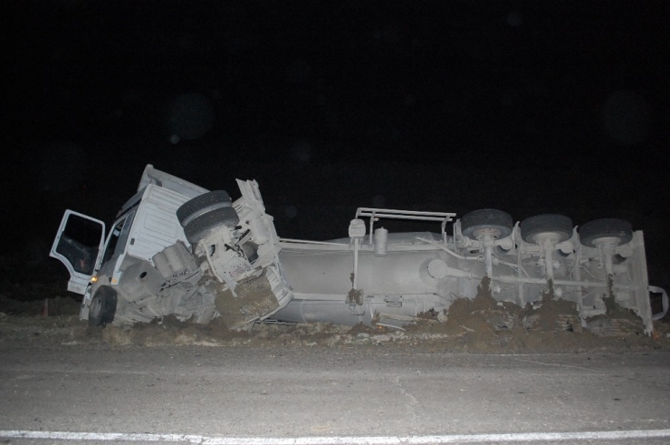 1915 Çanakkale Köprüsü’ne Çimento Taşıyan Kamyon Devrildi