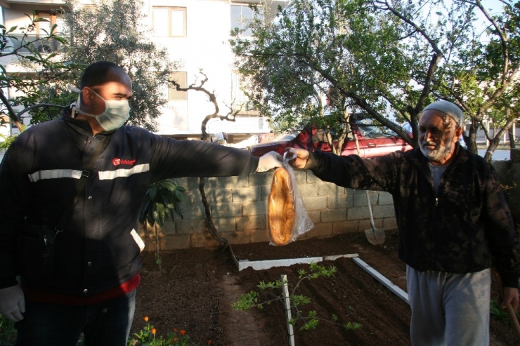 Türkiye Gazetesi Dağıtım Personellerinden Yaşlı Okuyucularına Her Saat Hizmet