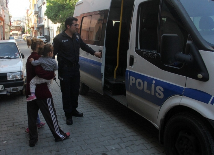 İkiz Bebekleriyle Sokağa Atıldı