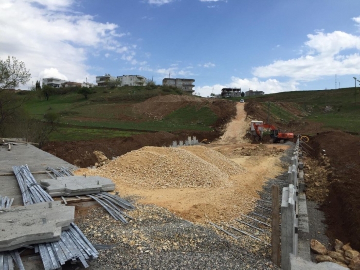 Millet Caddesindeki Duvar Ve Menfez Çalışmalarına Başlandı