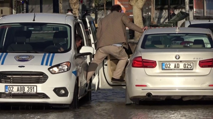 Su Borusu Patladı, Cadde Göle Döndü