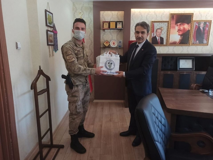 Besni Belediyesi 30 Bin Adet Meşke Dağıttı