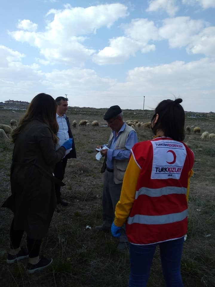 Hayvan Otlatan Vatandaşın Maaşı Ayağına Kadar Getirildi