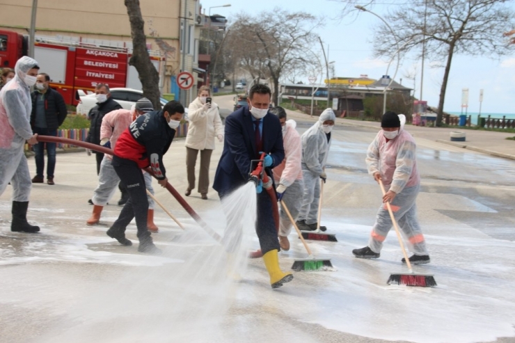 Başkan Yanmaz Sokakları Elleri İle Yıkadı