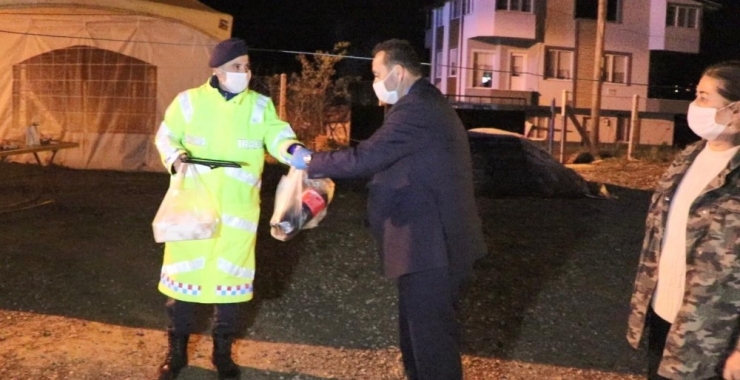 Başkan Eşinden Görevlileri Börek İkramı