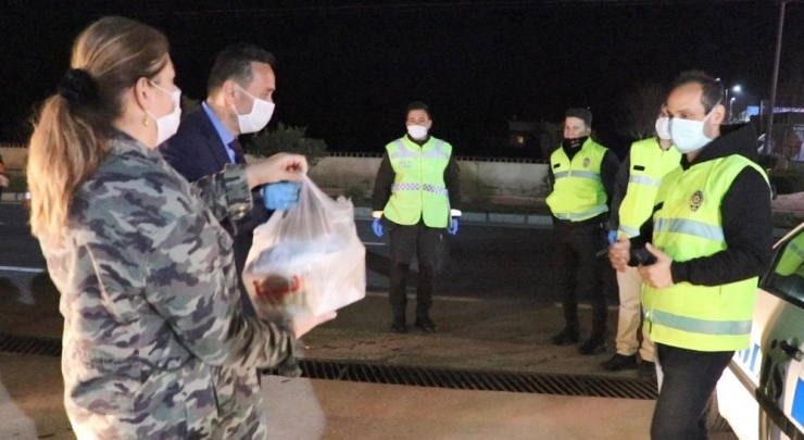 Başkan Eşinden Görevlileri Börek İkramı