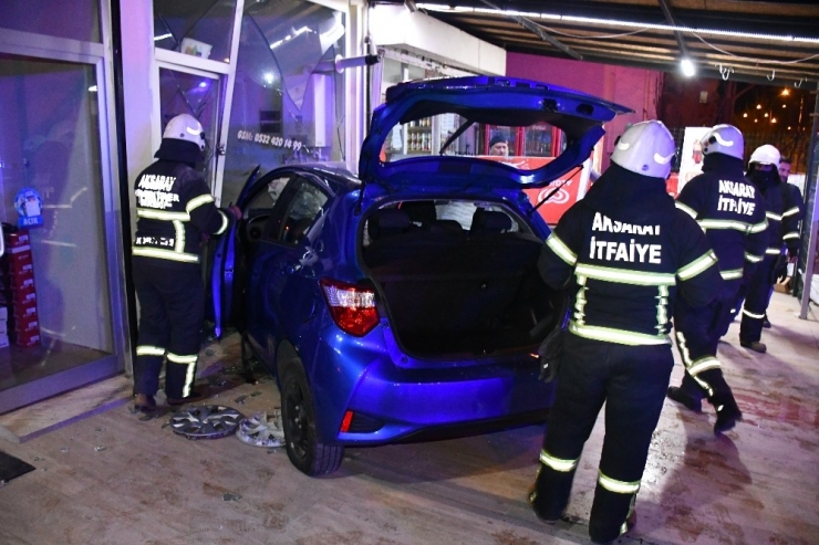 Aksaray’da Kontrolden Çıkan Otomobil Tüpçü Dükkanına Girdi