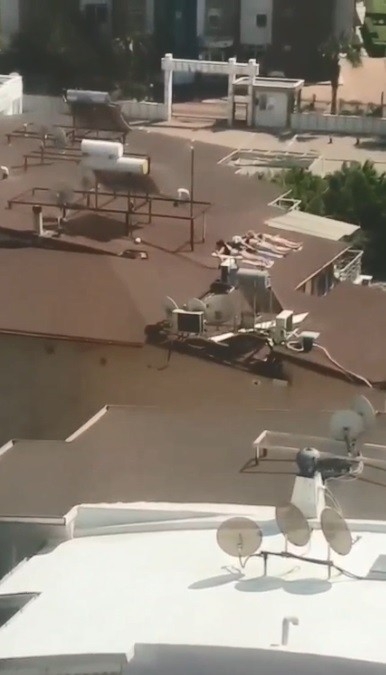 Sahile Gidemeyen Kadınlar Çatıda Güneşlendi