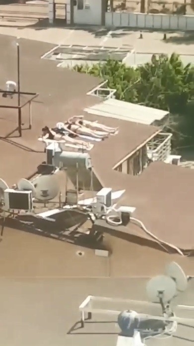 Sahile Gidemeyen Kadınlar Çatıda Güneşlendi