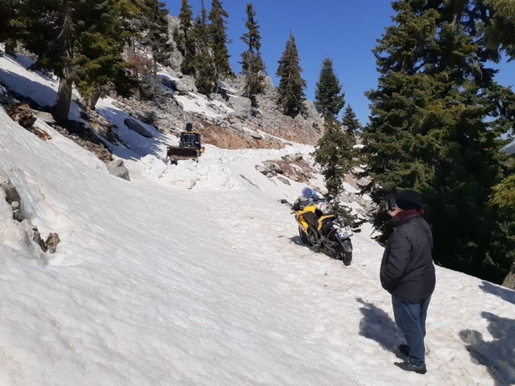 Motosikletleriyle Karda Mahsur Kalan Vatandaşlar Kurtarıldı