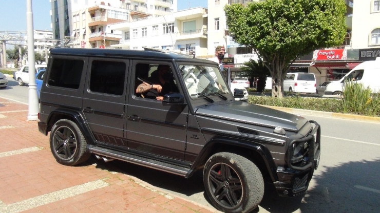 Alman Hayırsever Kapı Kapı Dolaşıp, İhtiyaç Sahiplerine Para Dağıttı