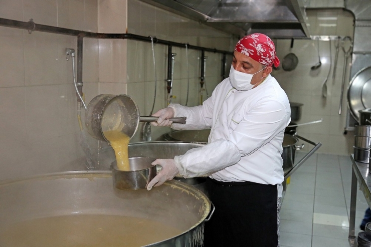 65 Yaş Ve Üstü Vatandaşlara Sıcak Yemek Ve Erzak Kolileri Dağıtılmaya Devam Ediliyor