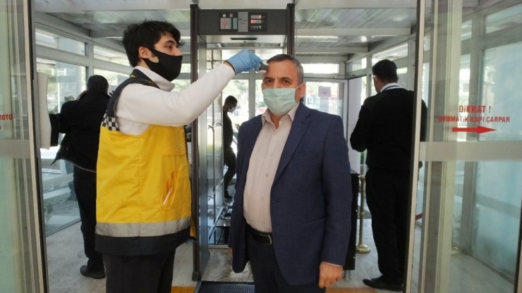 Burhaniye’de Korona Virüs Tedbirleri Artırıldı Parka Emniyet Şeridi Çekildi