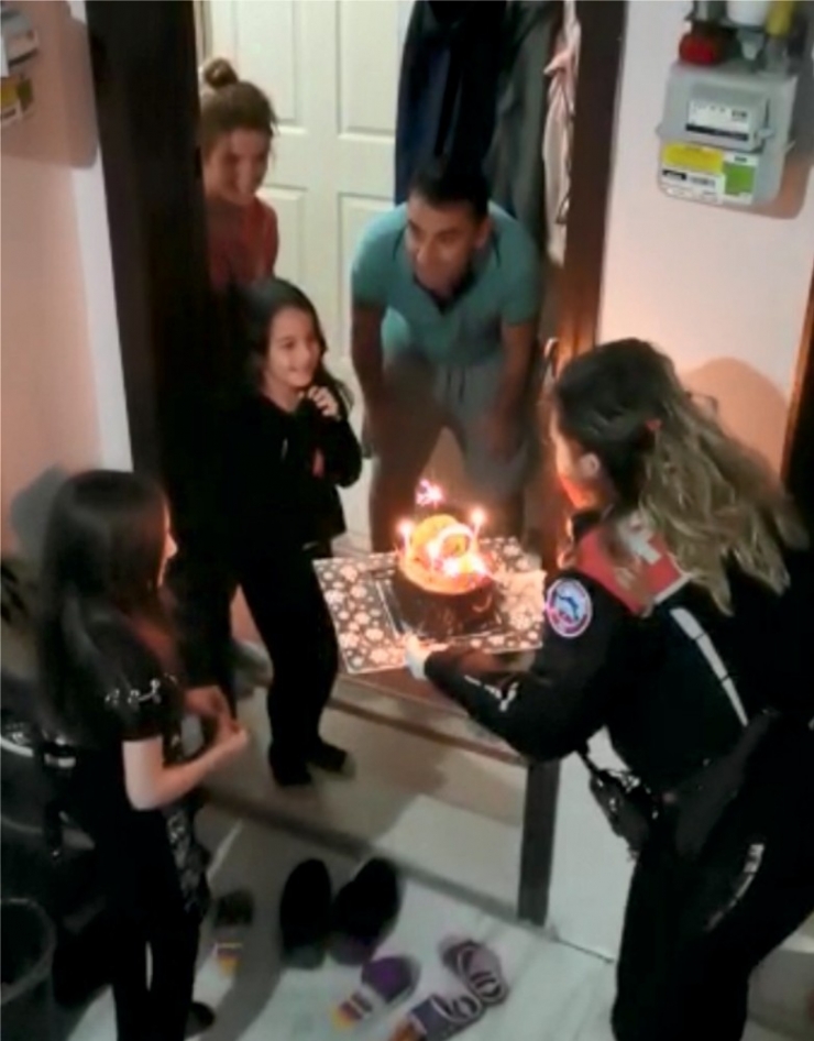 Polisten Evde Kalan Kız Çocuğuna Doğum Günü Sürprizi