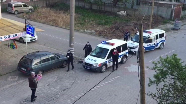 Kavga İhbarına Giden Polislere Çiçekli Karşılama