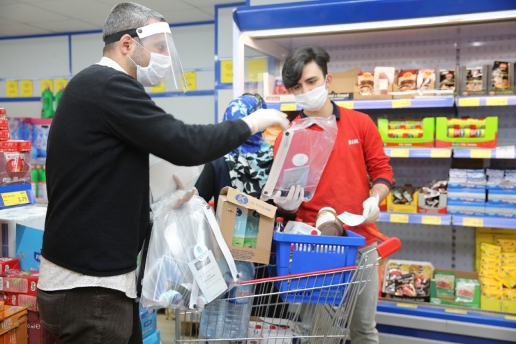 Başakşehir Belediyesi’nden Esnafa Yüz Koruyucu Siperlik Maske