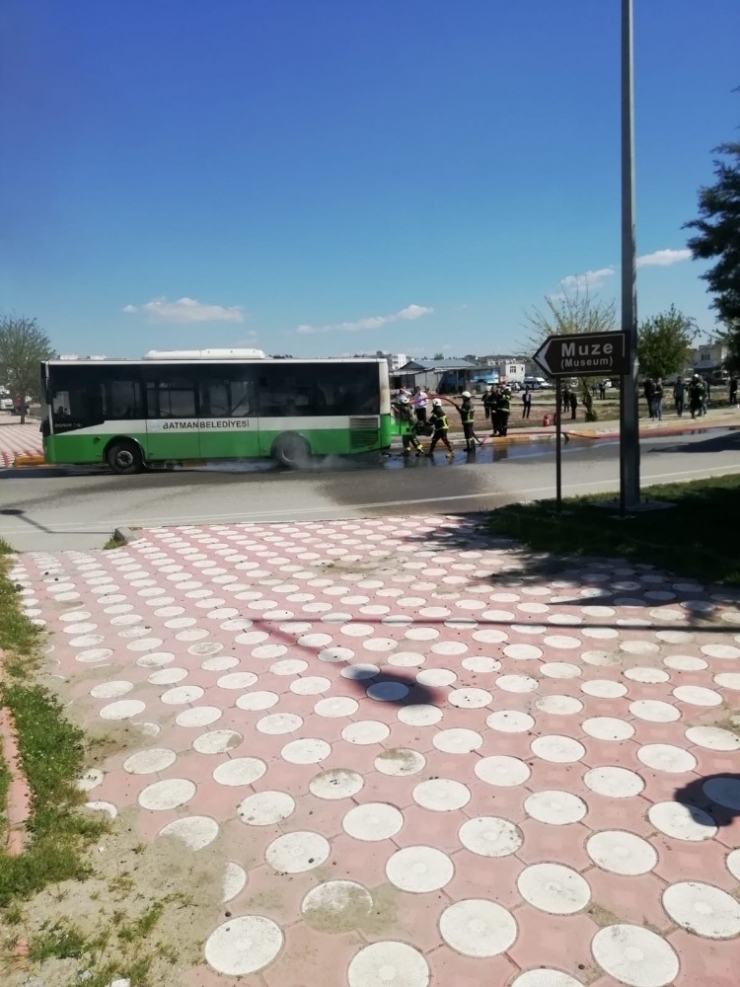 Batman’da Seyir Halindeki Belediye Otobüsü Alev Aldı
