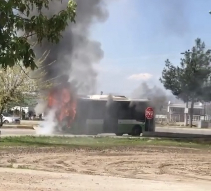 Batman’da Seyir Halindeki Belediye Otobüsü Alev Aldı