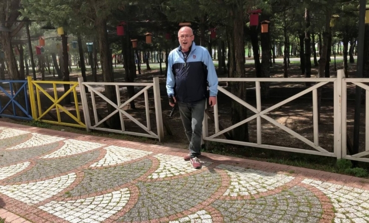 Beylikdüzü’nde Uzun Namlulu Silahlı Bir Kişi, Buz Pisti Olarak Kullandığı İş Yerini Ateşe Verdi. Daha Sonra Havaya Ateş Açan Şahıs, İş Yerinin Haksız Yere Kendisinden Elinden Alındığını Öne Sürerek Ekiplerin Yangına Müdahale