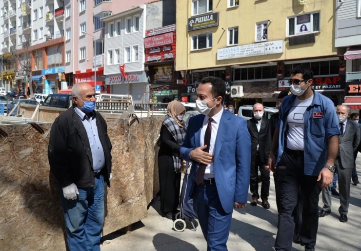 Vali Sokağa Çıkarak Vatandaşlara Bizzat Maske Dağıttı