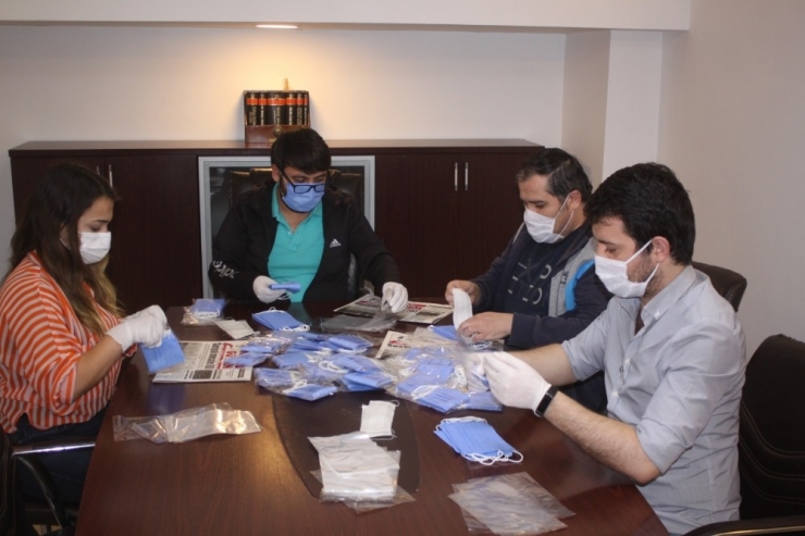 Bolu’da Yerel Gazete Abonelerine Maske Dağıttı