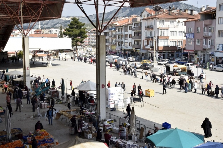 Sosyal Mesafe Kuralına Uyulan En Uzun Kuyruk