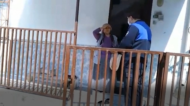 Ekipler Yaşlı Kadına Ekmek Götürdü, Duygulanıp Elindeki Çeyrek Altınları Bağışladı