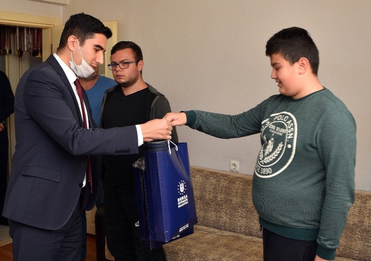 Sosyal Medyadan Top İstedi, Başkan Yerine Getirdi