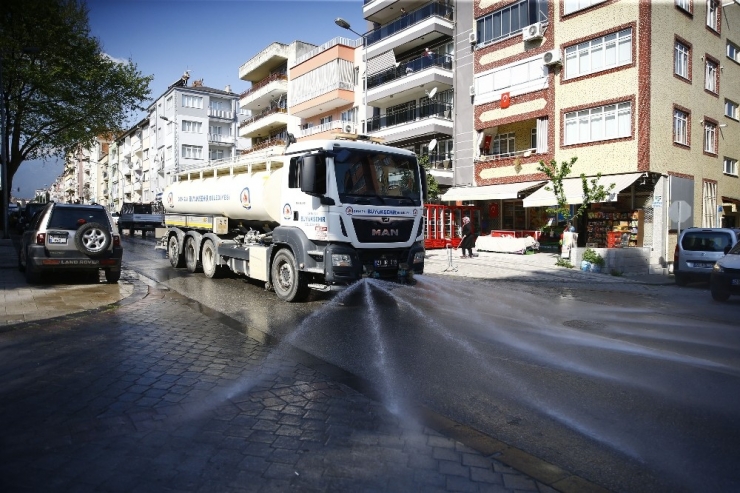 Denizli’de Caddeler Yıkanıp Dezenfekte Edilmeye Devam Ediyor