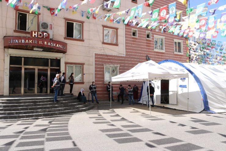 Hdp Önündeki Ailelerin Evlat Nöbeti 225’inci Gününde