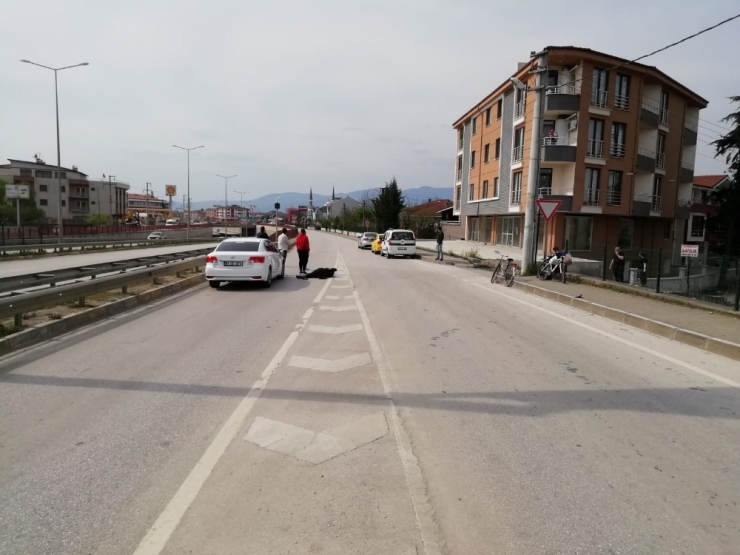 Otomobil Bisikletliye Çarptı