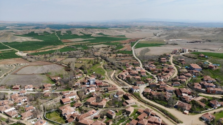 Korona Virüs Uyarı Tabelası Dikkate Alınmayınca Köyü Römorkla Kapadı