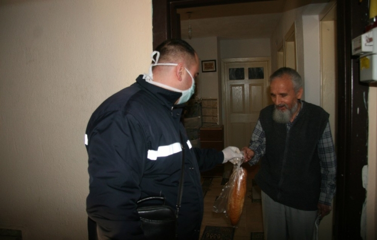 Türkiye Gazetesi Dağıtım Personellerinden Yaşlı Okuyucularına Her Saat Hizmet