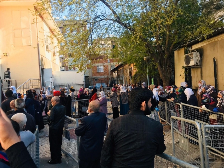 Bu Görüntüler Diyarbakır’dan, Sosyal Mesafe Kuralını Hiçe Saydılar