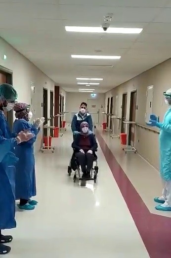 Elazığ’da Koronayı Yenen Hasta Alkışlarla Taburcu Edildi