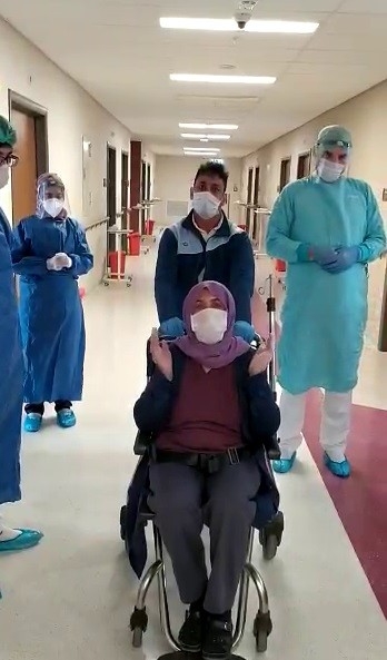 Elazığ’da Koronayı Yenen Hasta Alkışlarla Taburcu Edildi