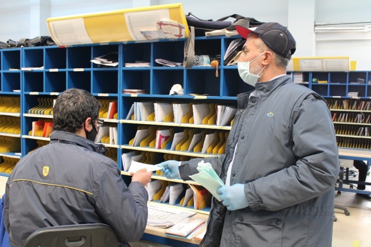 Postacıların Maske Dağıtımına Destek