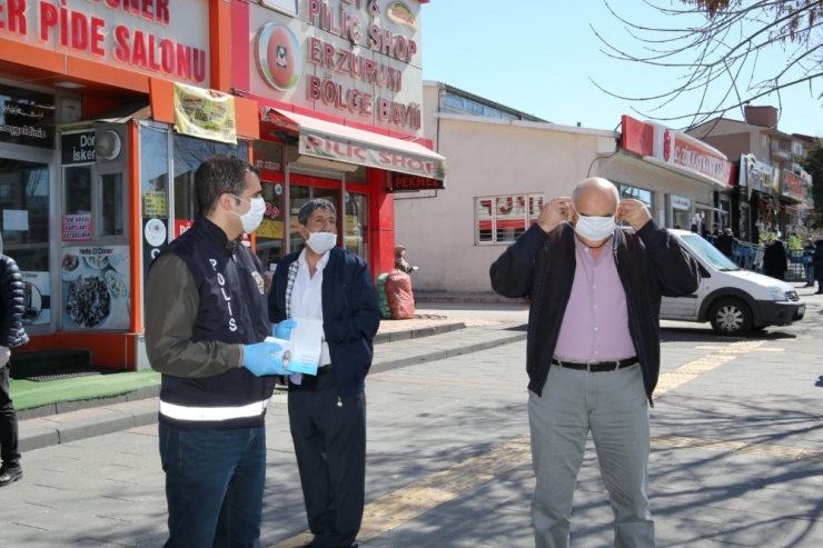 Erzurum’da Polisler Sokaklarda Maske Dağıttı