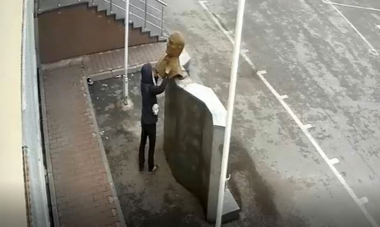 Atatürk Büstünü Çalan Kişilerden 2’si Yakalandı