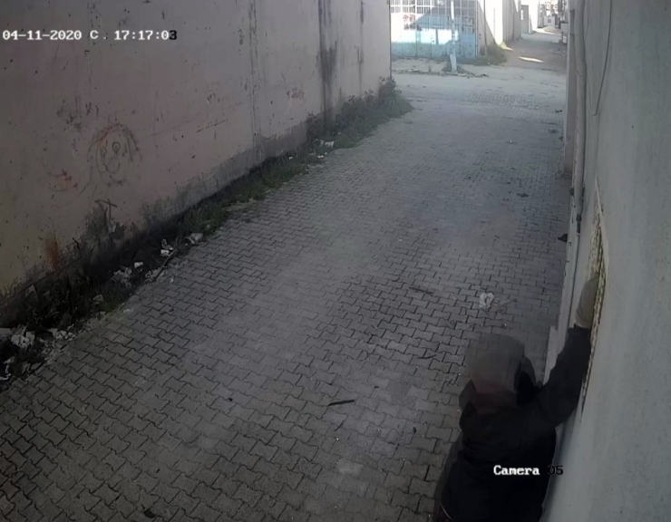 Paraları Çalıp "Tekrar Geleceğim" İşareti Yaptı, Yakalanıp Tutuklandı