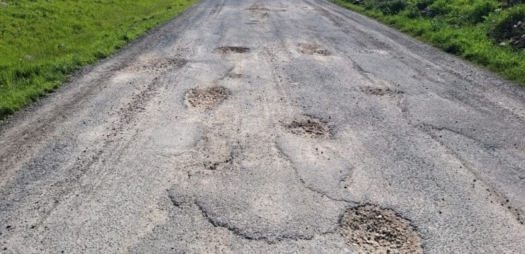 Mahalle Yolu Köstebek Yuvasını Andırıyor