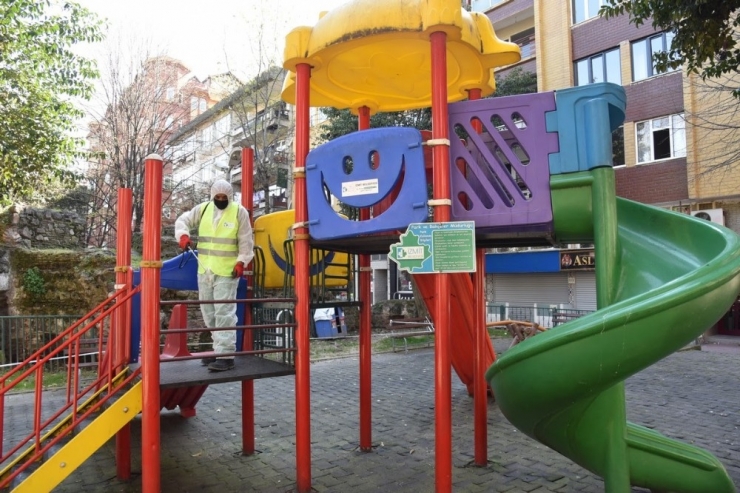 İzmit Belediyesi Park Ve Bahçelerdeki Dezenfekte Çalışmalarını Tekrarlıyor